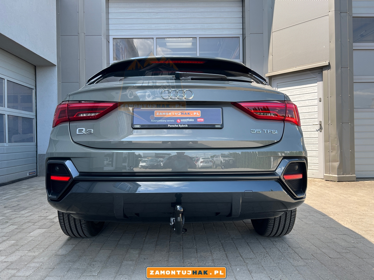 ZDJECIE CENTRALNIE OD TYLU NS ZDJECIU BARDZO DOBRZE WIDOCZNE AUTO AUDI Q3 MODEL Z 2022 ROKU Z ZAMONTOWANYM HAKIEM HOLOWNICZYM WESTFALIA 305587900113